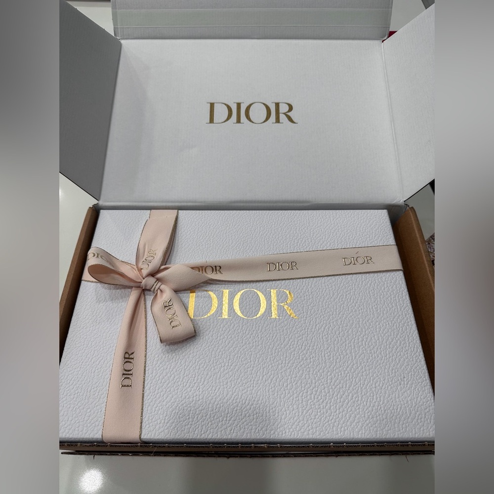 Dior gift box with pink Dior ribbon - Picture 3 of 6